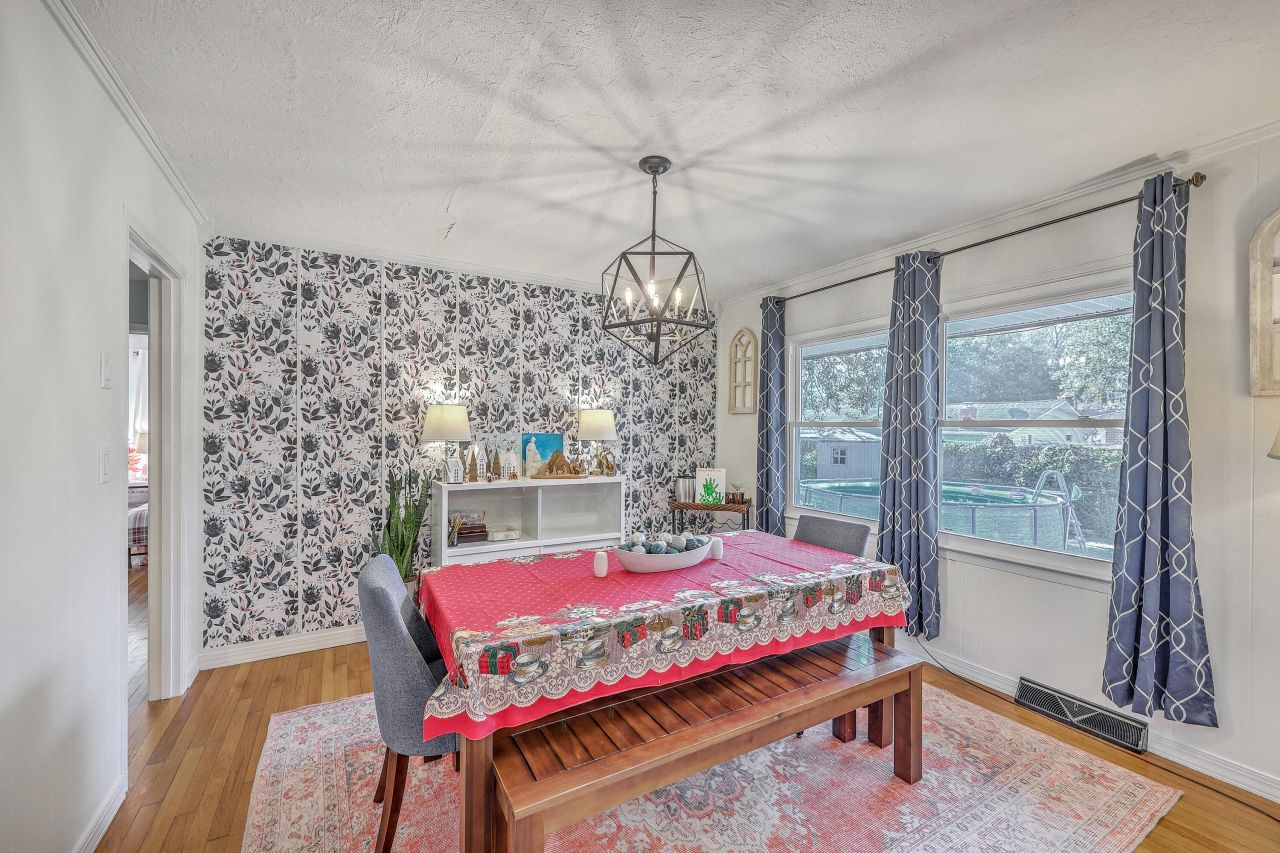 5813 Stewart Street Photo 8