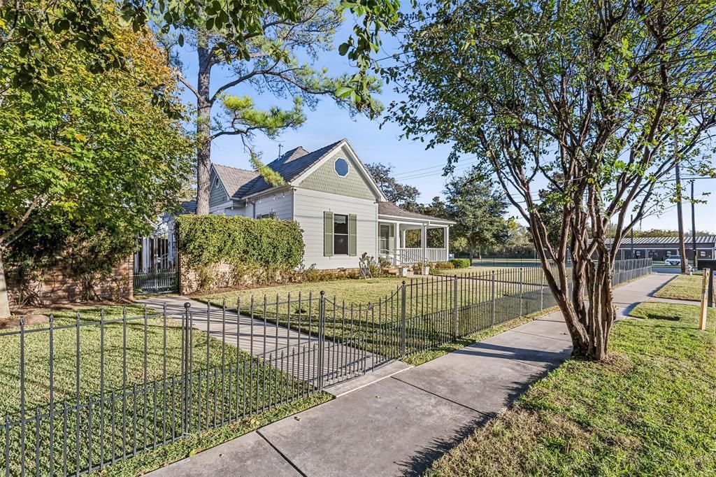 907 S Robinson Street, Cleburne, TX 76031 Main Photo