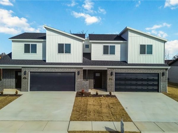 704 & 706 Sun Meadows Loop, Centerton, AR 72719