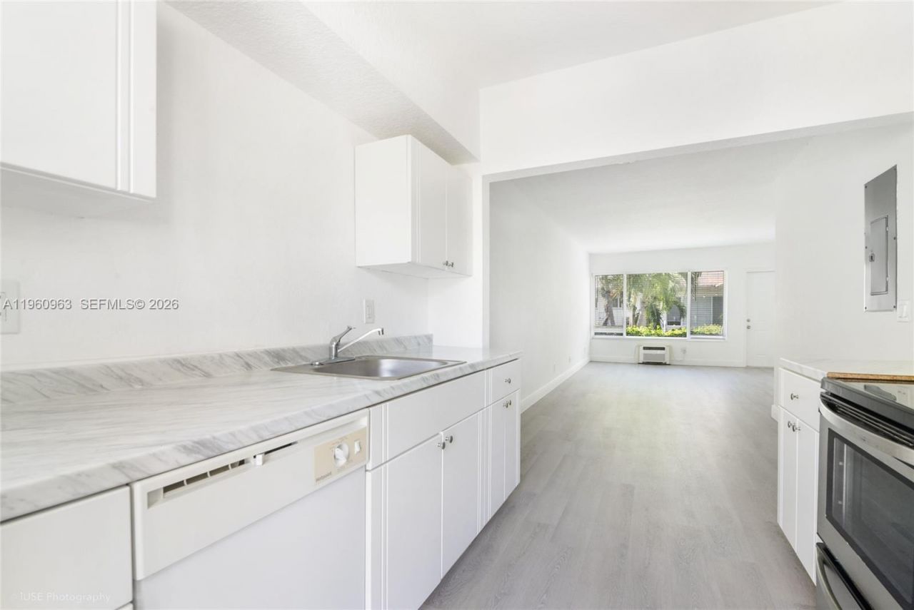 1050 98th St, Unit 4W, Bay Harbor Islands, FL 33154 Photo