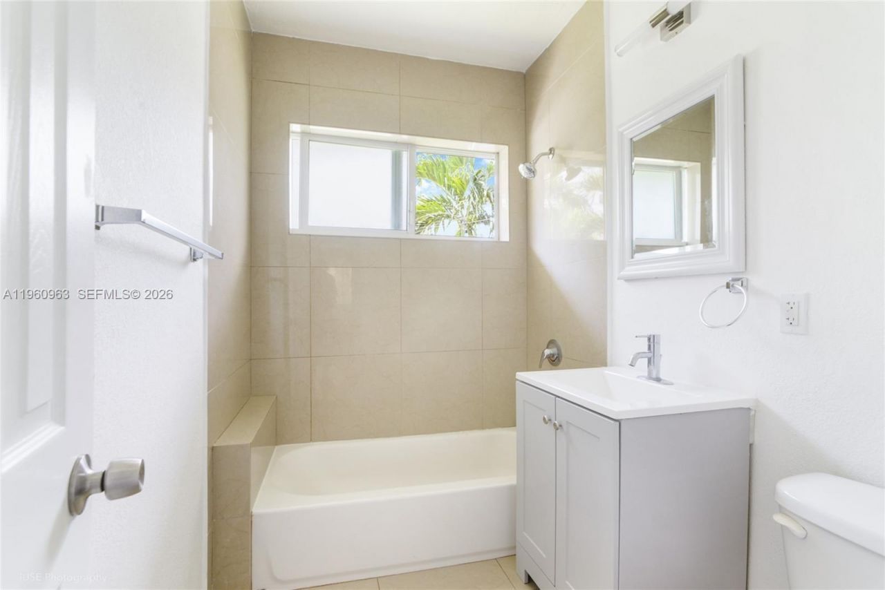 1050 98th St, Unit 4W, Bay Harbor Islands, FL 33154 Photo