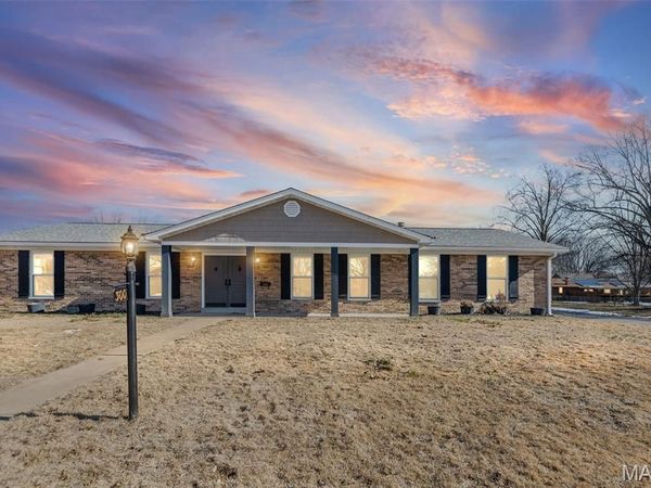 300 Derbyshire Drive, Swansea, IL 62226