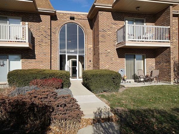 2411 N Kennicott Drive, Unit 2B, Arlington Heights, IL 60004