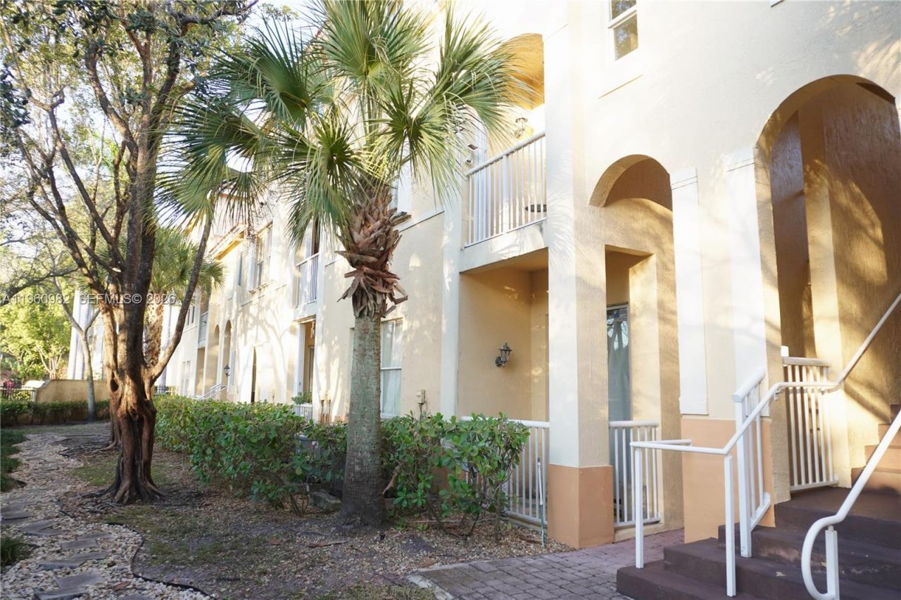 130 Jacaranda Country Club Dr, Unit 203, Plantation, FL 33324 Photo