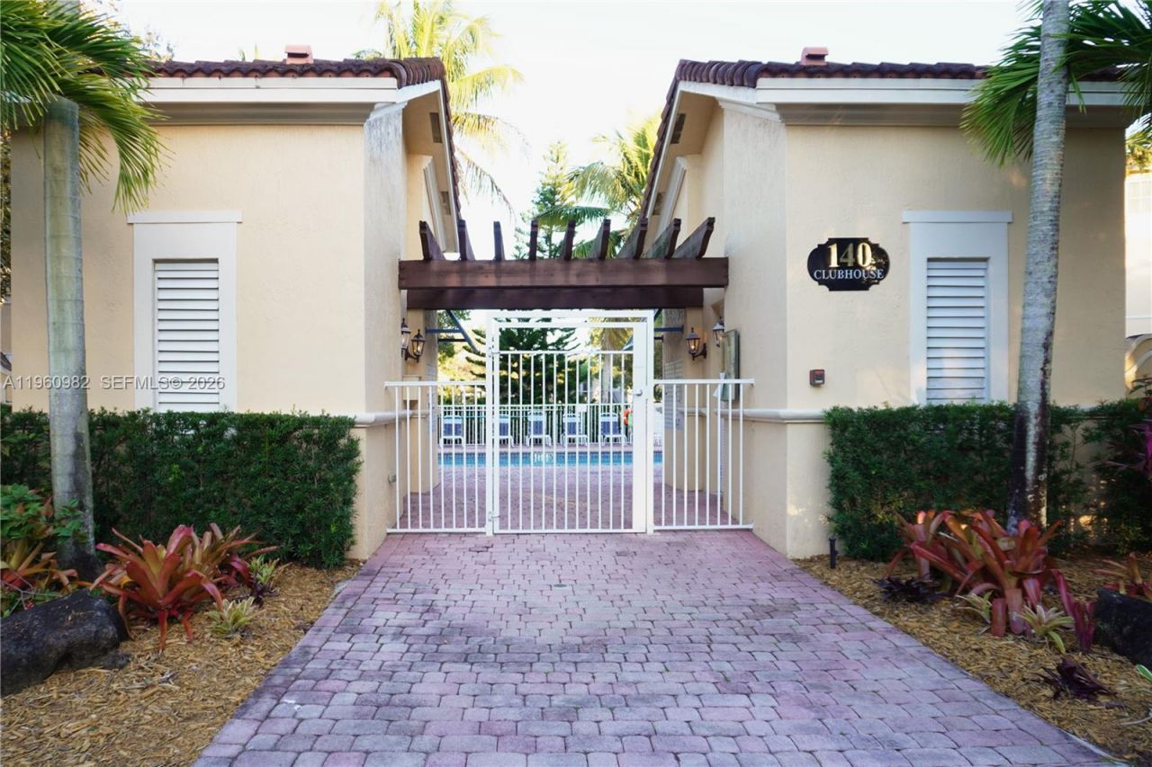 130 Jacaranda Country Club Dr, Unit 203, Plantation, FL 33324 Photo