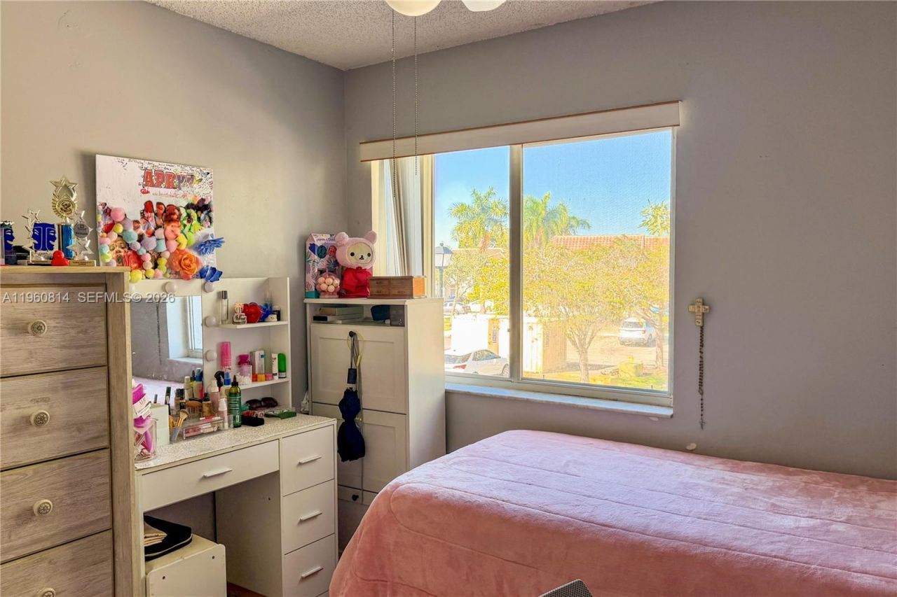 20816 NW 3rd Ln, Pembroke Pines, FL 33029 Photo