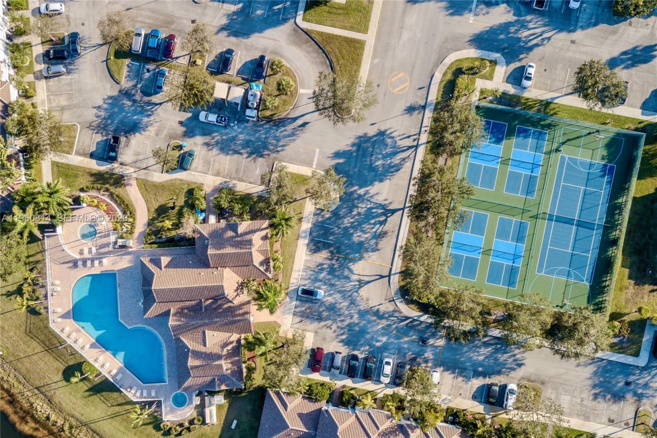 20816 NW 3rd Ln, Pembroke Pines, FL 33029 Photo