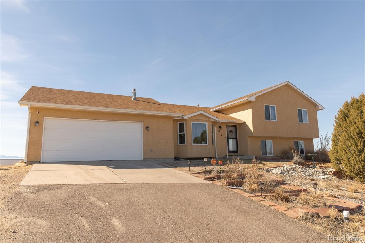 917 S Sterling Lane, Pueblo, CO 81007 Main Photo