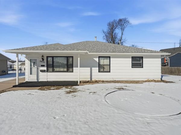 3821 Oakland Road NE, Cedar Rapids, IA 52402