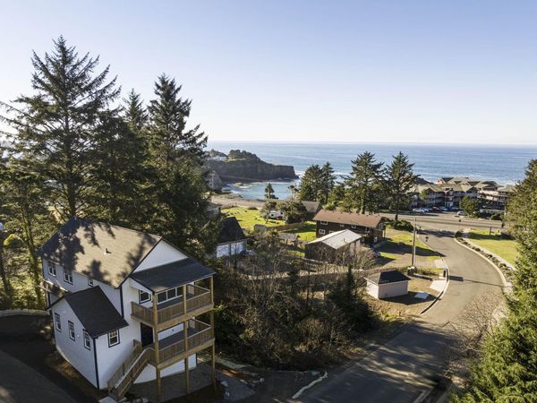 640 NE Lillian Lane, Depoe Bay, OR 97341