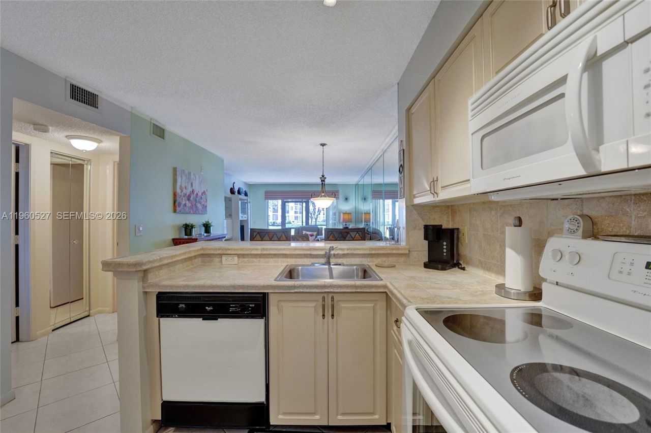 2228 N Cypress Bend Dr, Unit 103, Pompano Beach, FL 33069 Photo