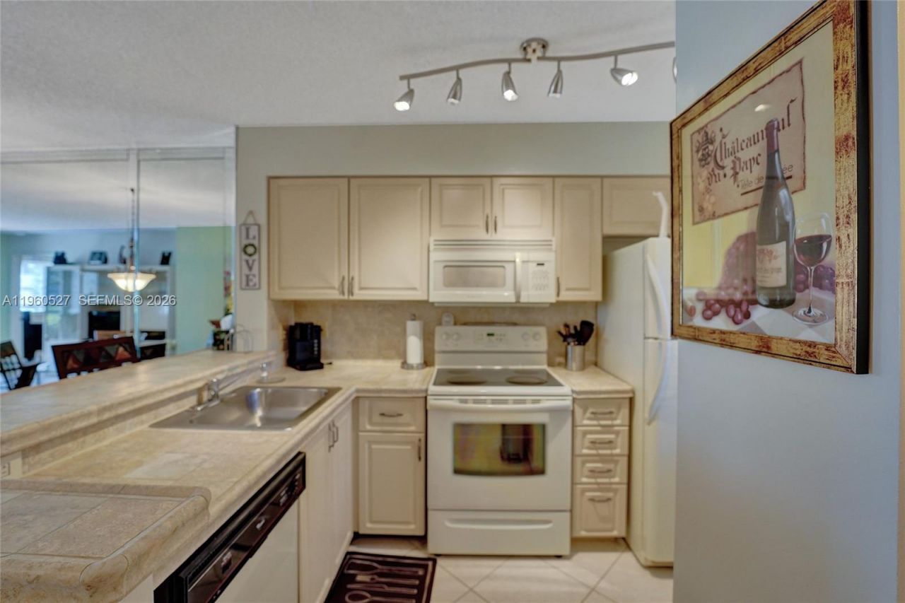 2228 N Cypress Bend Dr, Unit 103, Pompano Beach, FL 33069 Photo