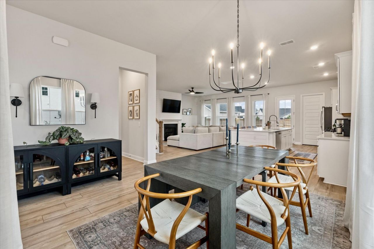 1020 Arrowwood Way Photo 9