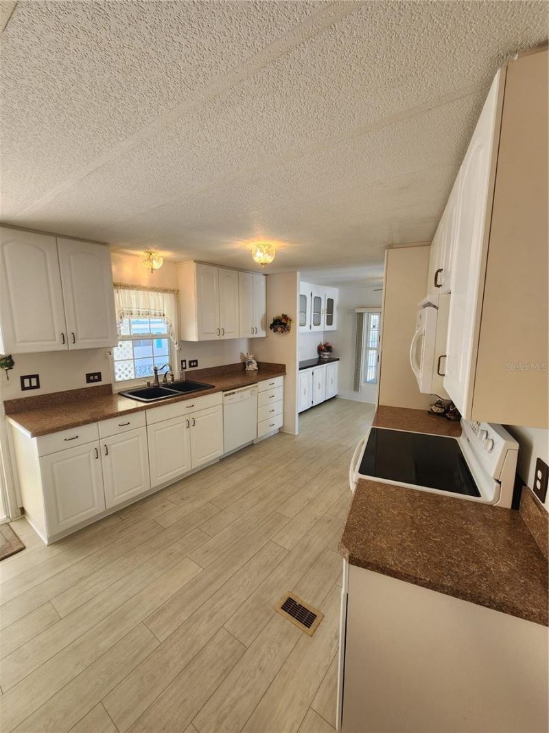 808 53rd Avenue E, Unit 9, Bradenton, FL 34203 Photo