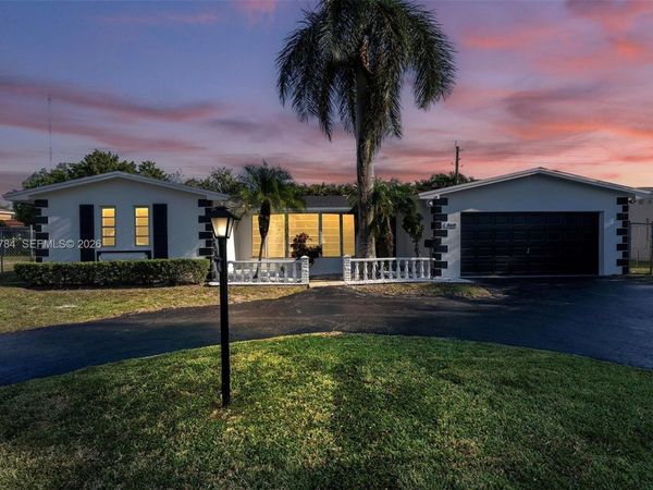 860 NW 207th St , Miami Gardens, FL 33169