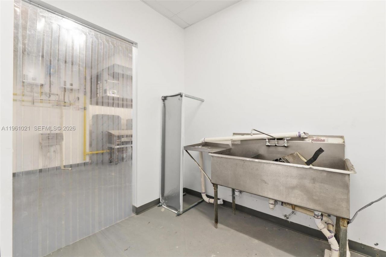 8000 NW 68th St , Medley, FL 33166 Photo