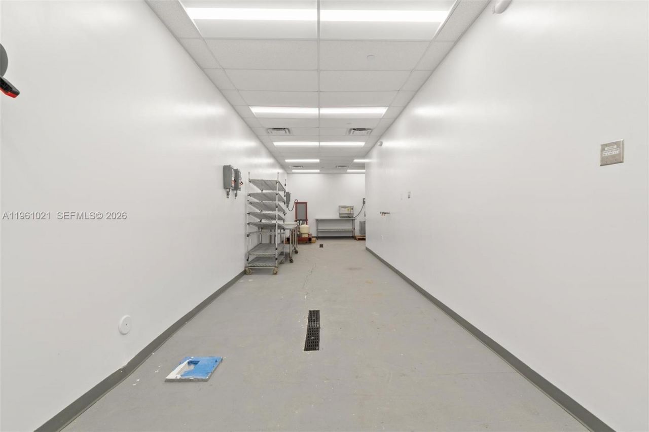 8000 NW 68th St , Medley, FL 33166 Photo