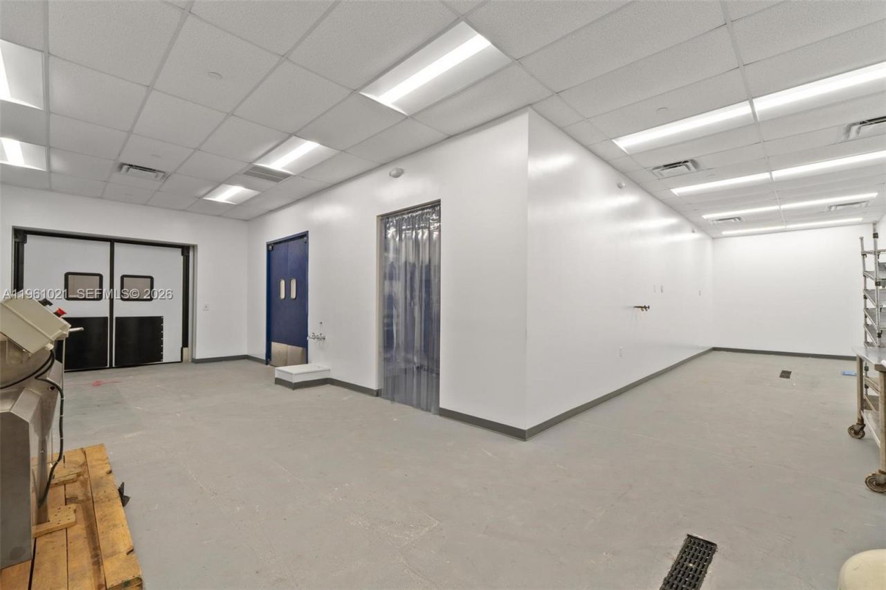 8000 NW 68th St , Medley, FL 33166 Photo