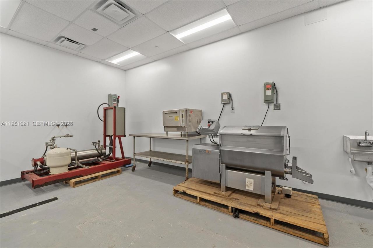 8000 NW 68th St , Medley, FL 33166 Photo