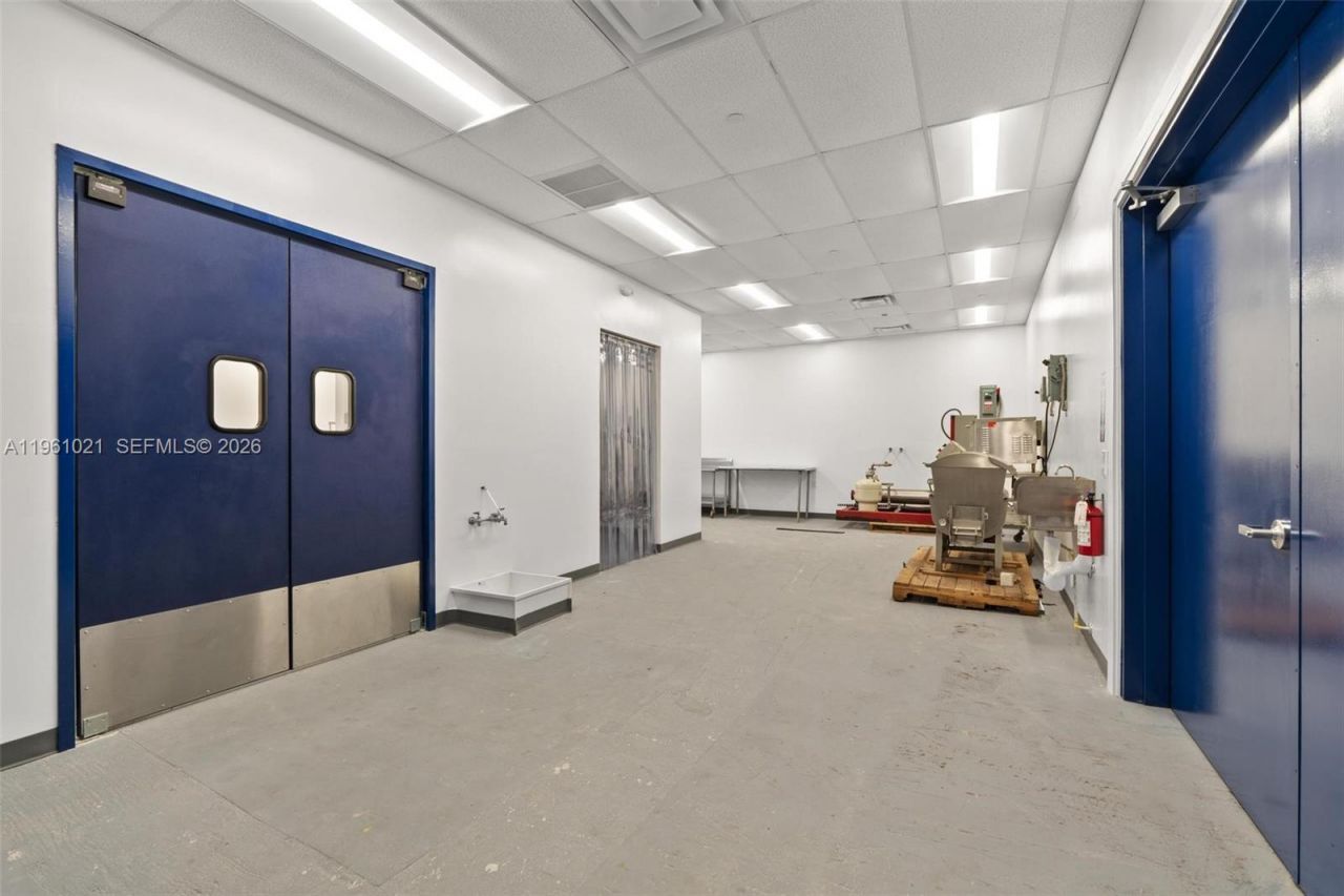 8000 NW 68th St , Medley, FL 33166 Photo