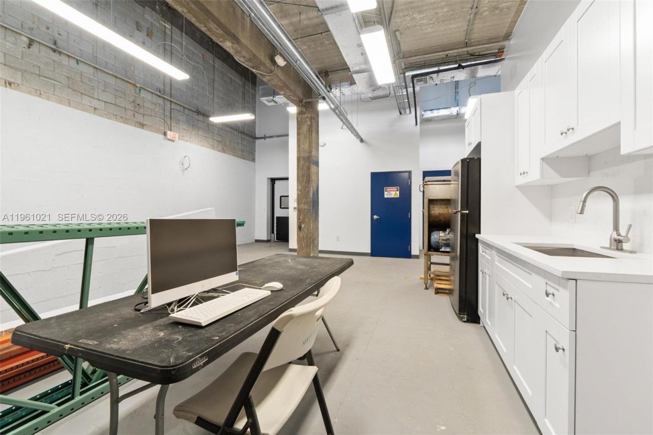 8000 NW 68th St , Medley, FL 33166 Photo