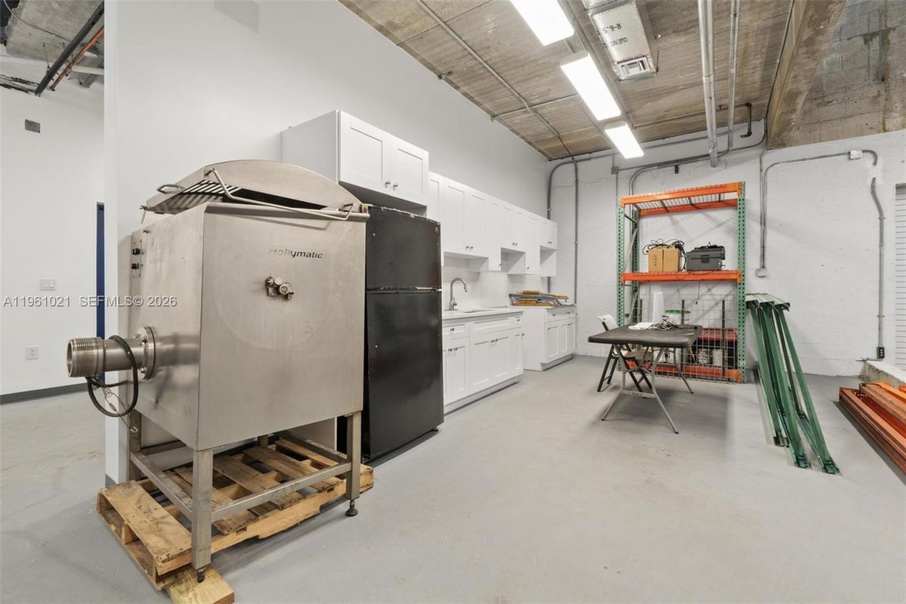 8000 NW 68th St , Medley, FL 33166 Photo