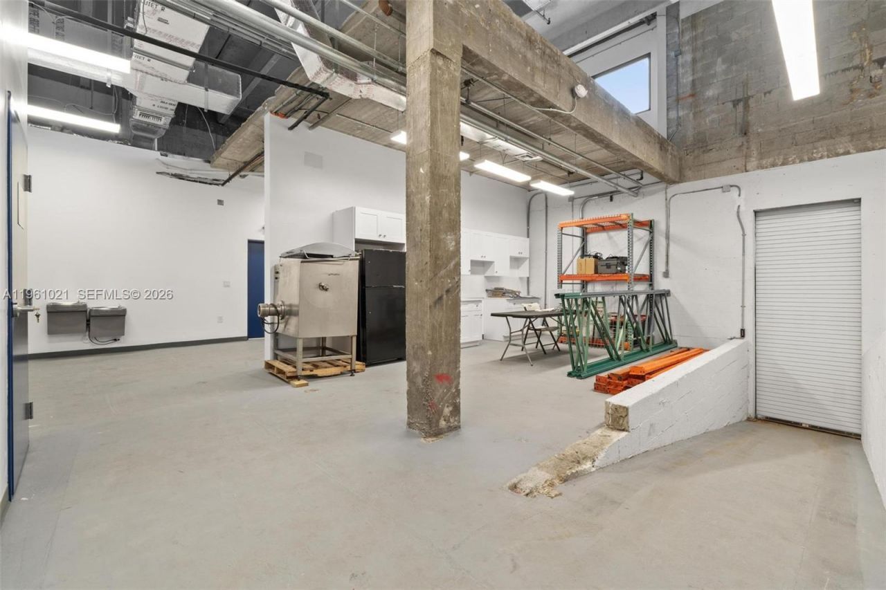 8000 NW 68th St , Medley, FL 33166 Photo