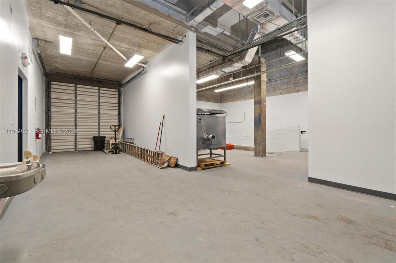 8000 NW 68th St , Medley, FL 33166 Photo