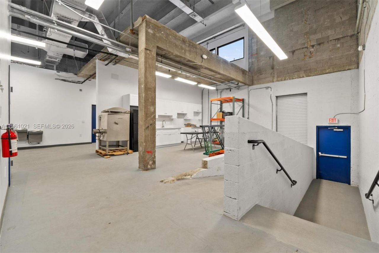 8000 NW 68th St , Medley, FL 33166 Photo