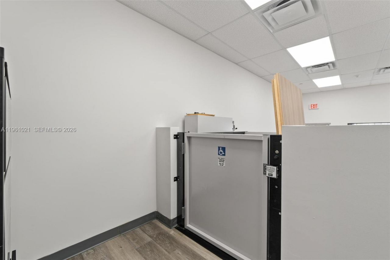 8000 NW 68th St , Medley, FL 33166 Photo