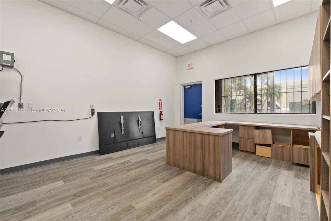 8000 NW 68th St , Medley, FL 33166 Photo