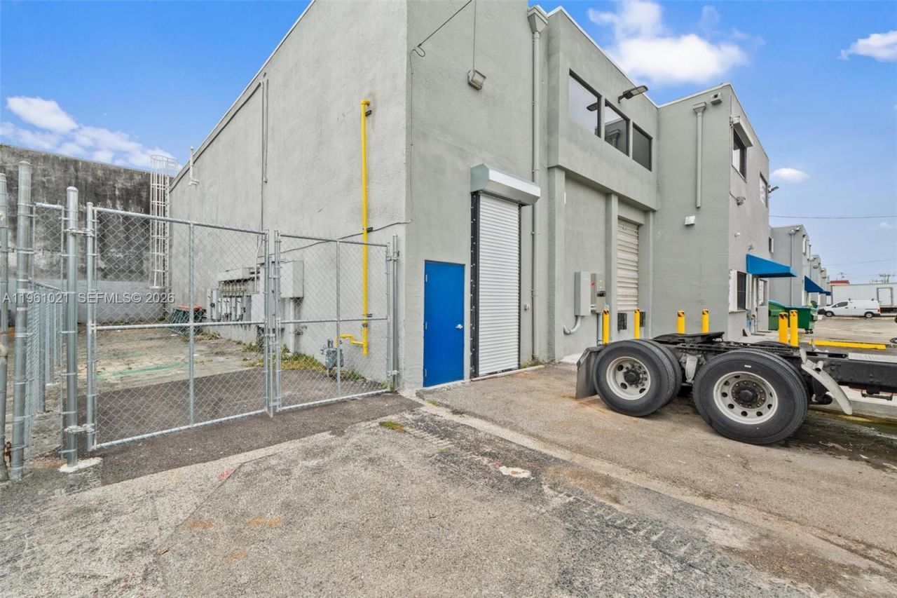 8000 NW 68th St , Medley, FL 33166 Photo