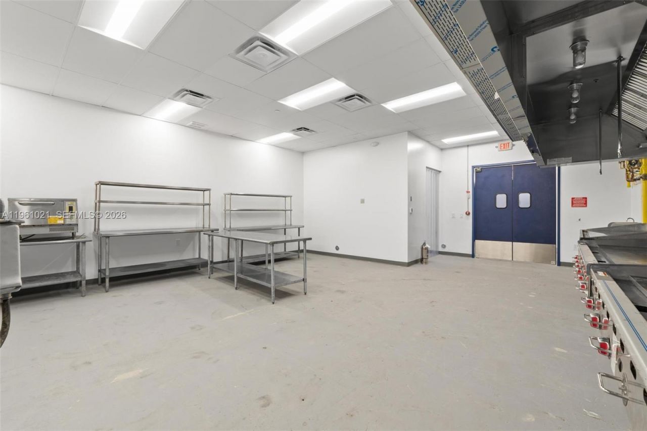 8000 NW 68th St , Medley, FL 33166 Photo