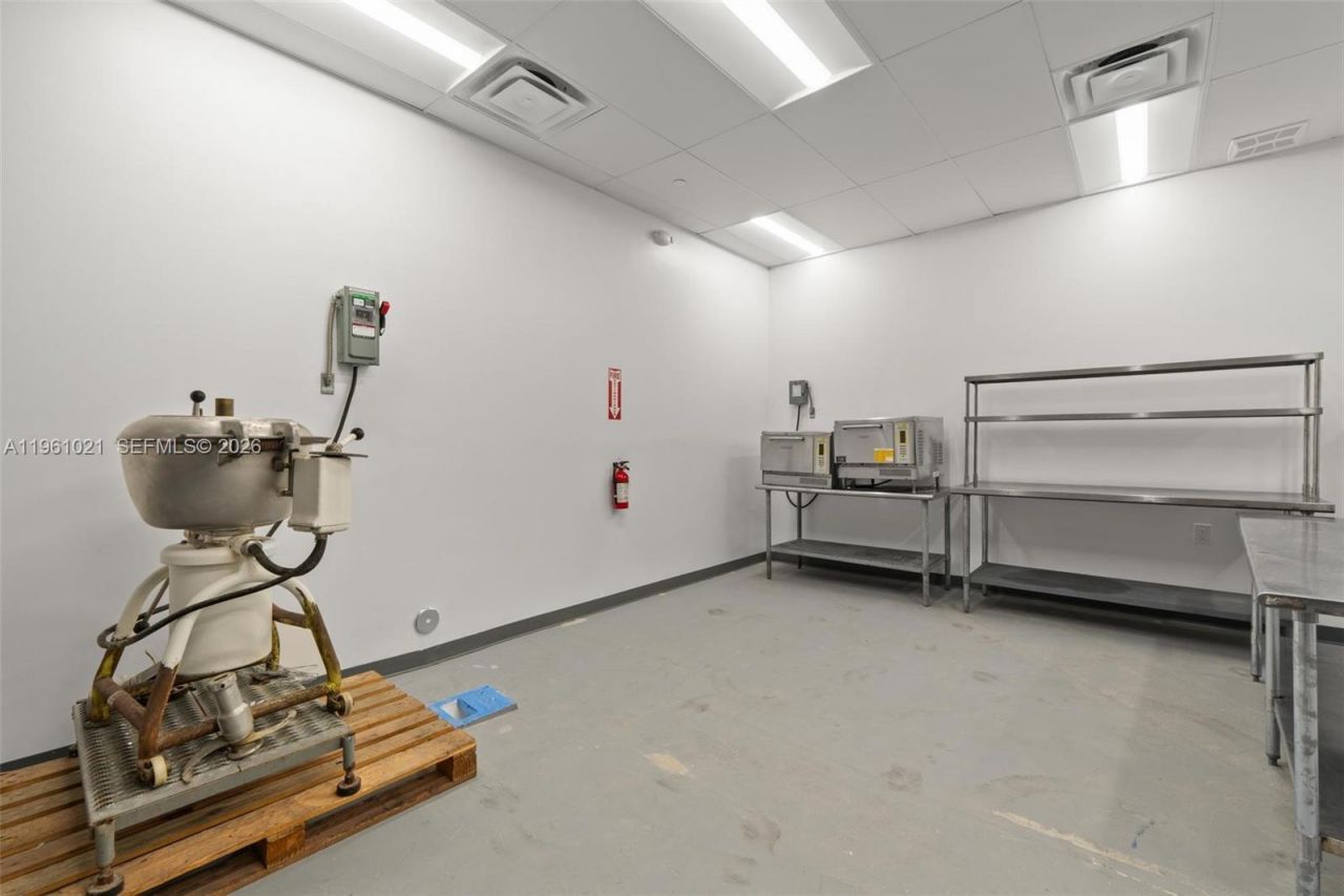 8000 NW 68th St , Medley, FL 33166 Photo