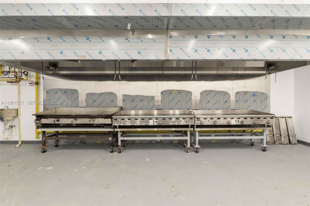 8000 NW 68th St , Medley, FL 33166 Photo