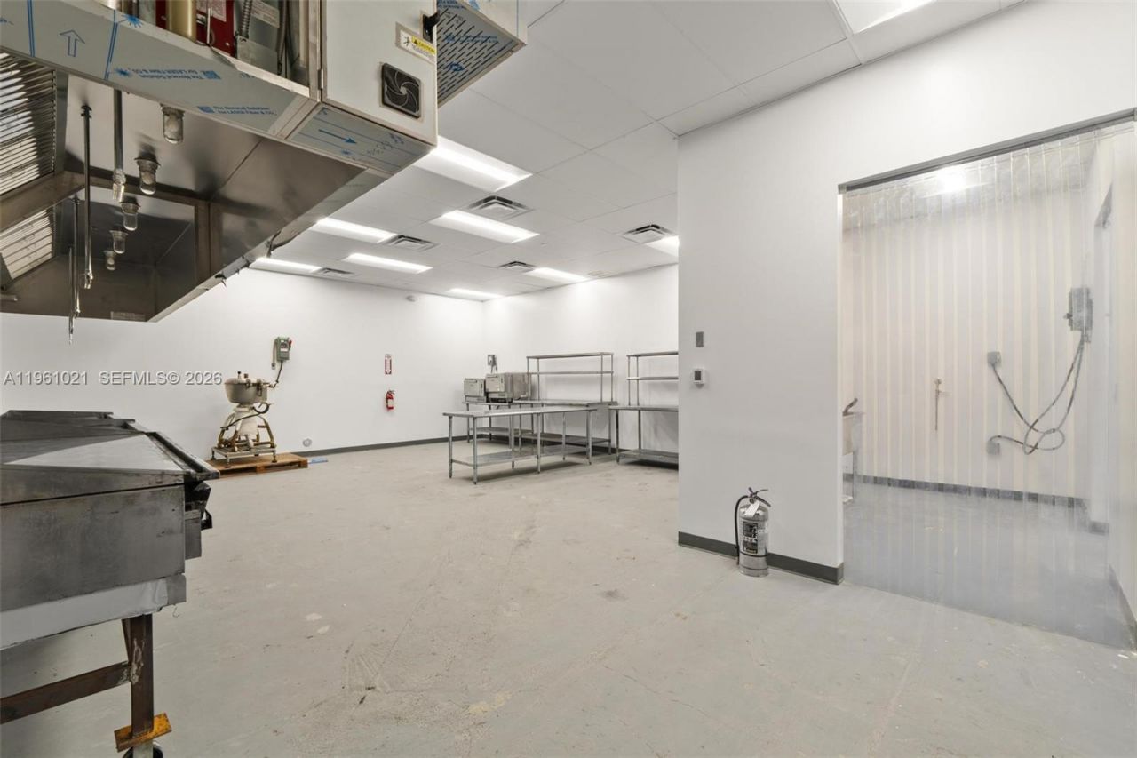 8000 NW 68th St , Medley, FL 33166 Photo