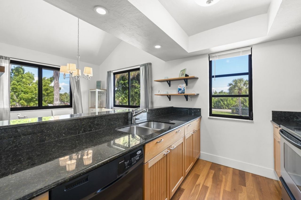 984 Greenwood Ct S, Sanibel, FL 33957 Photo