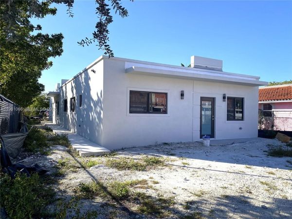 2474 W 4th Ct , Hialeah, FL 33010