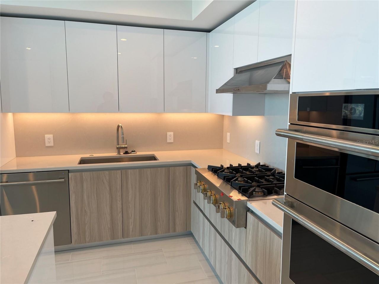 400 Central Ave, Unit 2708, Saint Petersburg, FL 33701 Photo