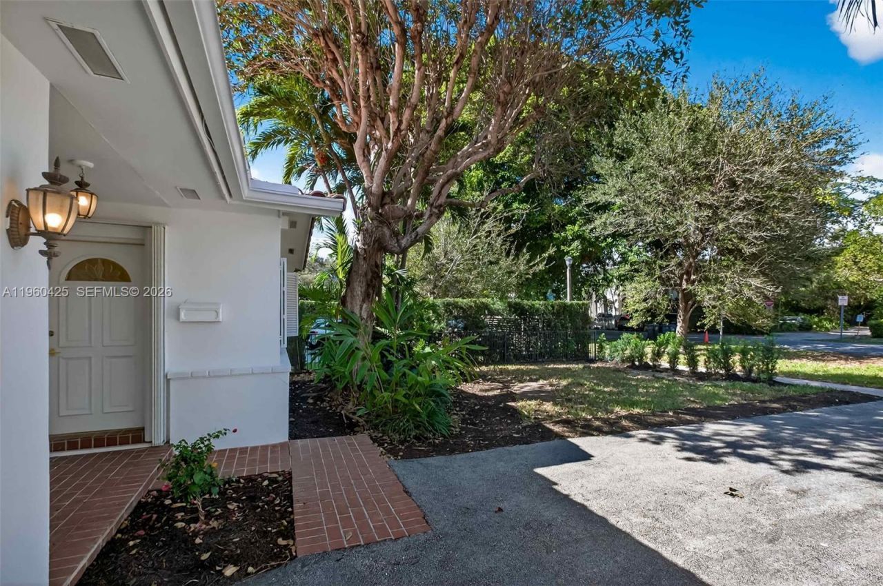 5210 SW 72nd St, Miami, FL 33143 Photo