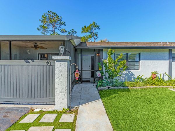 40 Seminole Court E, Royal Palm Beach, FL 33411