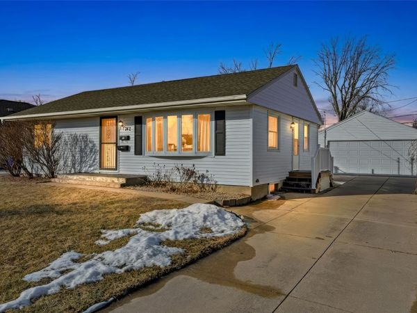 742 43rd St NE, Cedar Rapids, IA 52402