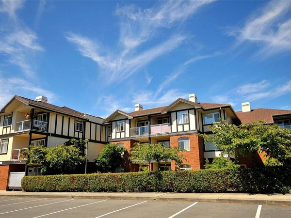 2045 Carrick St, Unit 204, Oak Bay, BC V8R 2M5