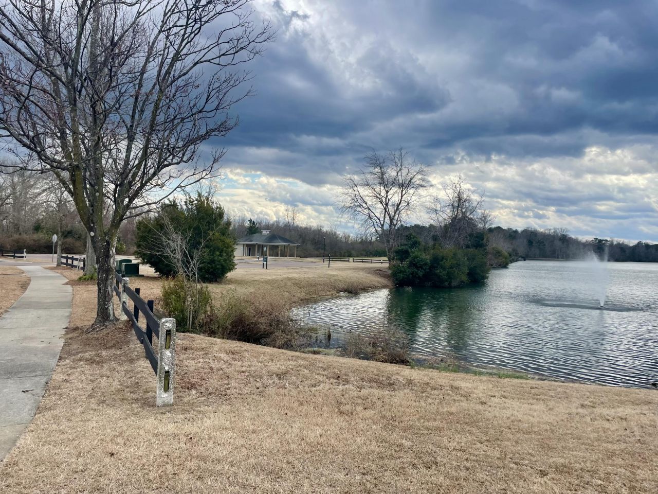 408 Lakewind Drive Photo 32