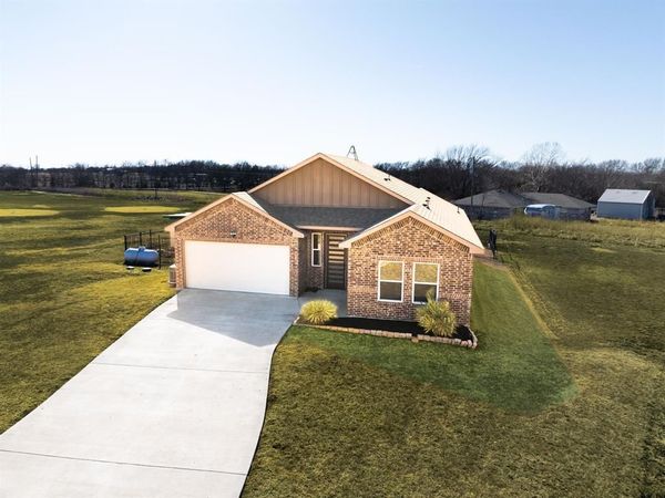 315 Delatorre Street, Trenton, TX 75490