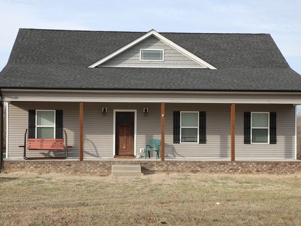 809 Hooper Rd, Charlotte, TN 37036