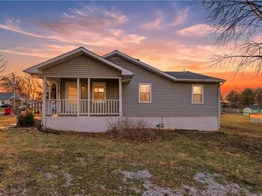 200 SW 7th Street, Oak Grove, MO 64075