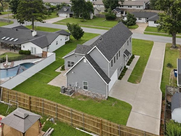 1305 2nd Street, Bentonville, AR 72712