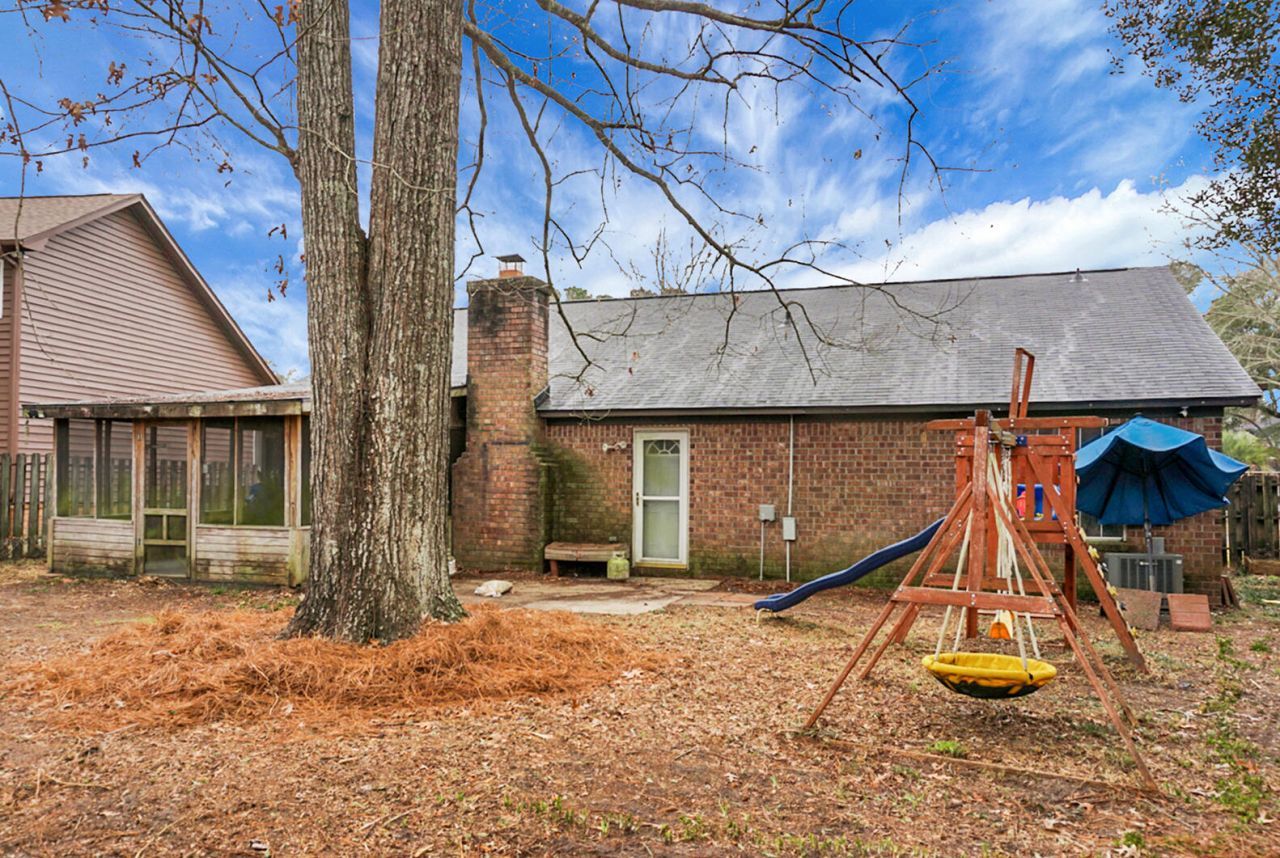 235 Knightsbridge Drive Photo 12