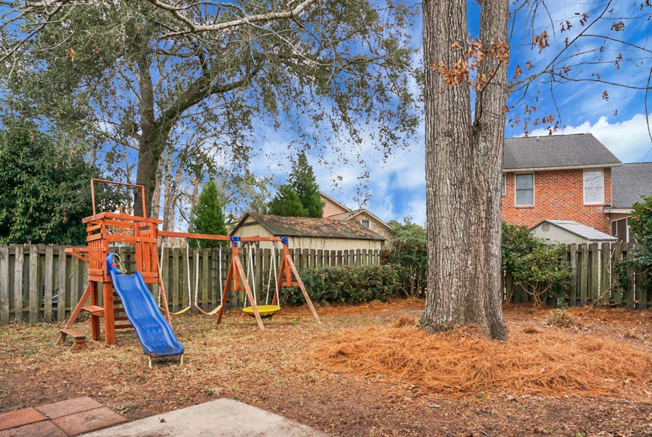 235 Knightsbridge Drive Photo 17